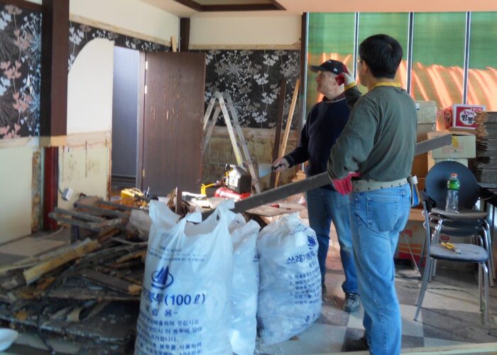 Korea Anabaptist Center; Ervin Wiens; Kyong-Jung Kim;