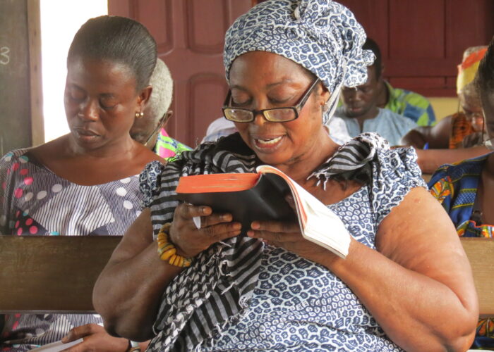 ​Prophetess Mary Mensah of The Living Church of God reads a biblical passage during a class at Good News Theological College and Seminary (now Good News Theological Seminary). Photographer: James R. Krabill.