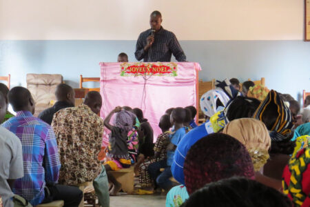 The Orodara congregation of Eglise Evangélique Mennonite du Burkina Faso prays for peace. Photographer: Lynda Hollinger-Janzen Download full-resolution image.