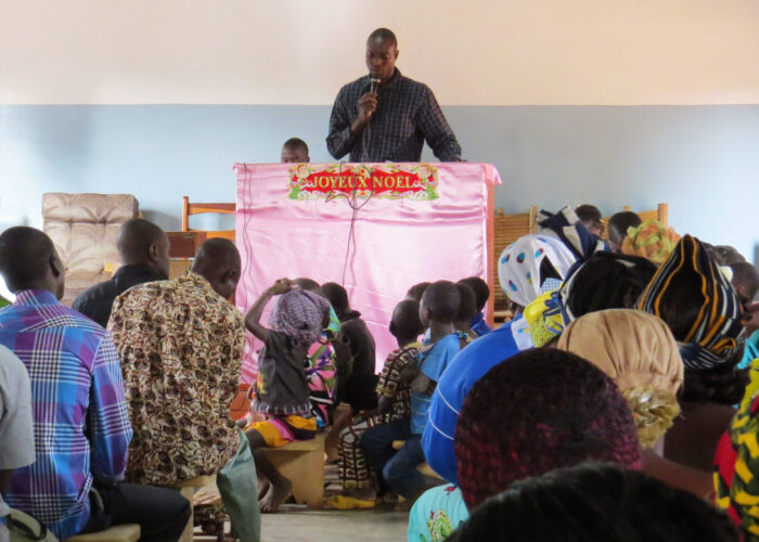 The Orodara congregation of Eglise Evangélique Mennonite du Burkina Faso prays for peace. Photographer: Lynda Hollinger-Janzen Download full-resolution image.