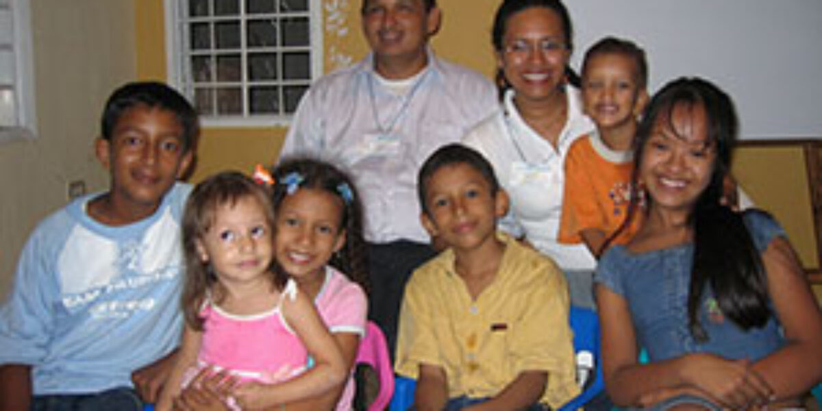 Edwin Cardona and wife Yasmin with their children