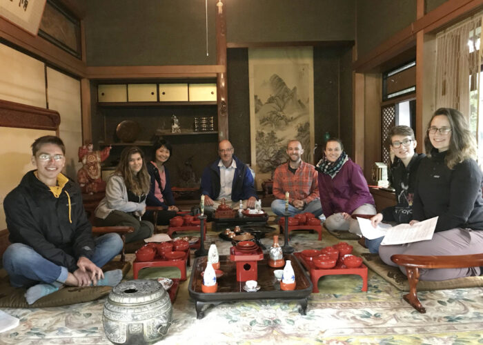 ​The 2018 Youth Venture Japan team and their hosts