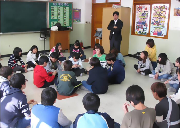 ​Jae Young Lee leads a restorative discipline class at an elementary school in Seoul. Students directly involved in bullying sit in the middle circle. Other classmates sit in the outside circle.  Photo by KOPI staff.